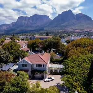 Roodenburg House Guest house